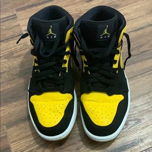 AJ1 black and yellow